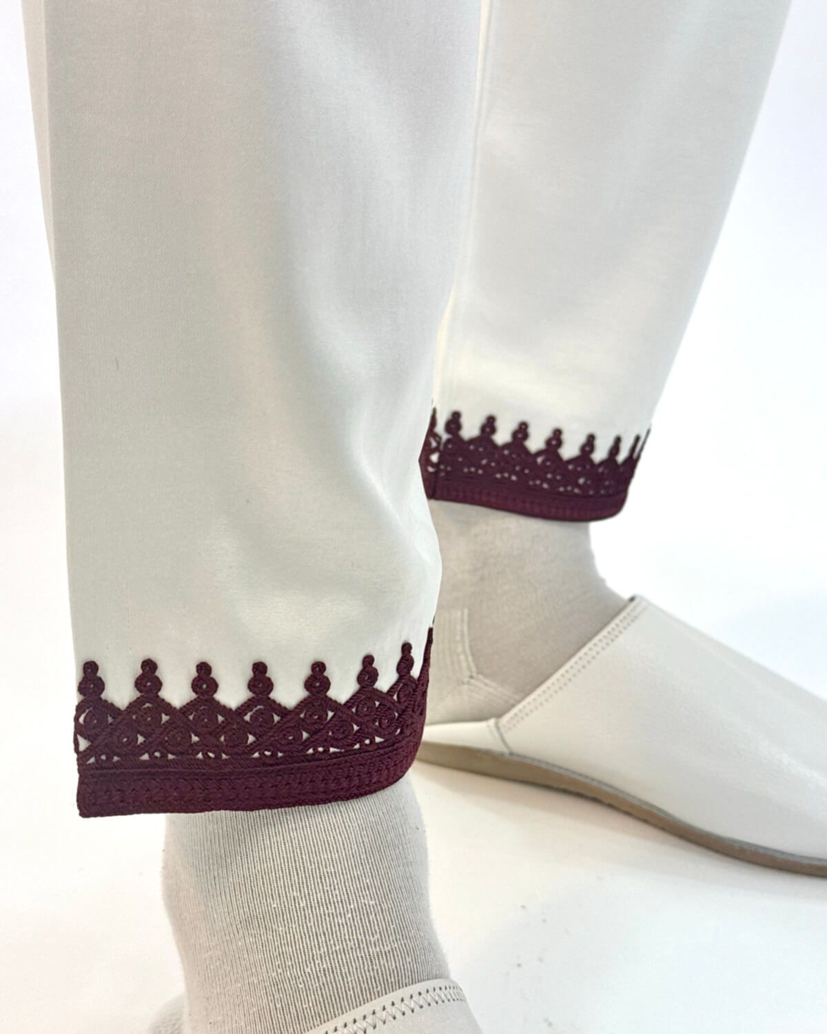 Pantalon Imran blanc et bordeau